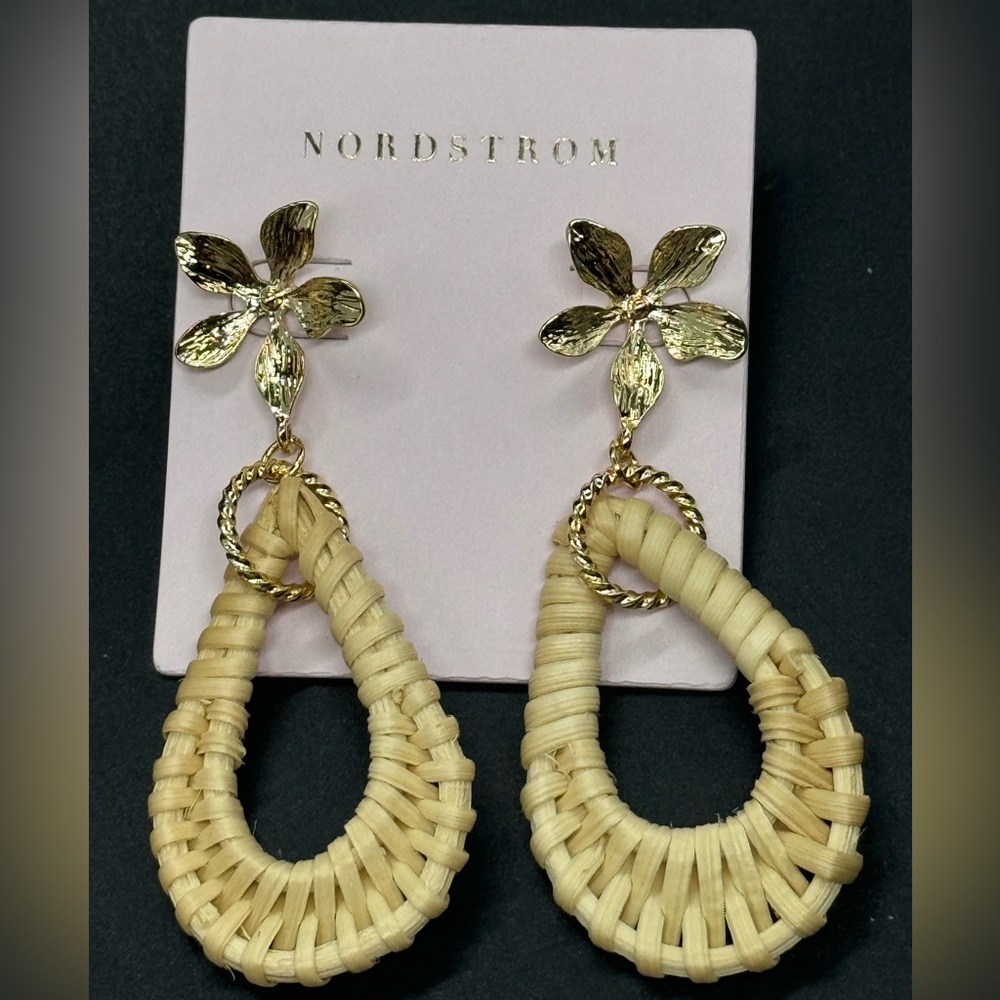 Chic Woven Rattan Drop Earrings with Gold Floral Accent 🌿✨